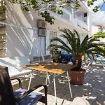 And Zora Ντουμπρόβνικ