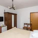 And Zora Ντουμπρόβνικ